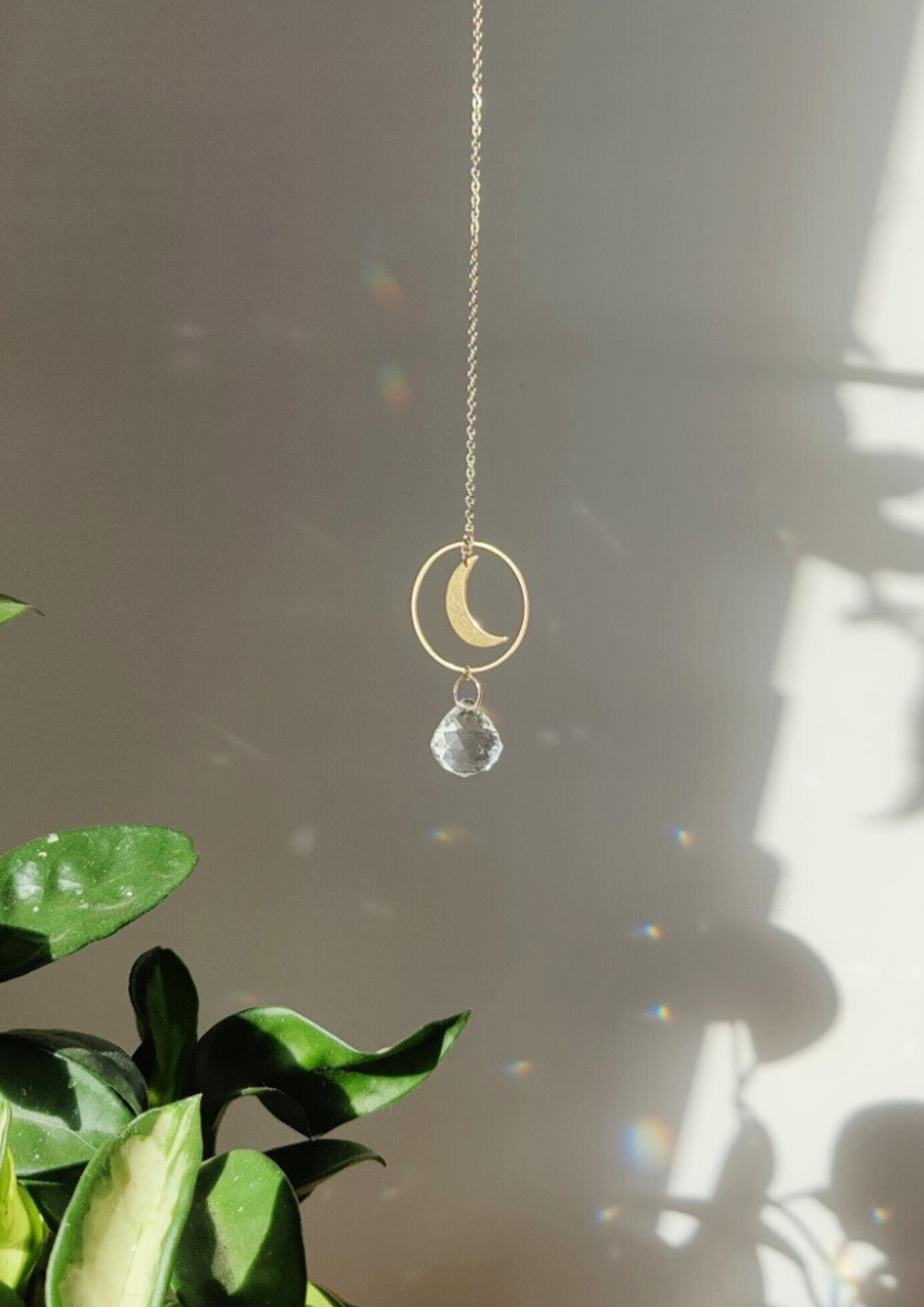 ARTEMIS | Handgemachter Suncatcher mit Glaskristall & goldenem Mond