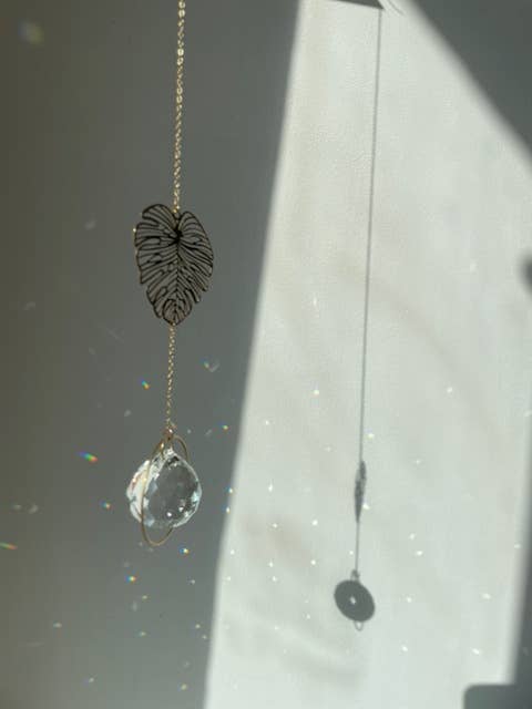 MONSTERA | Handgemachter Suncatcher mit Glaskristall & goldenem Monsterablatt