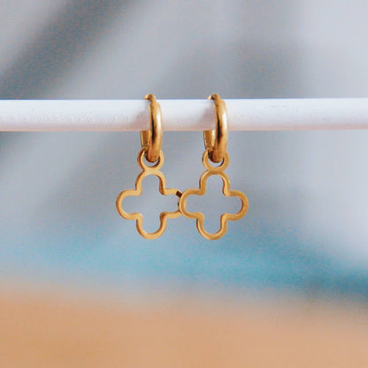 DELICATE CLOVER | Blumige Creolen in Gold
