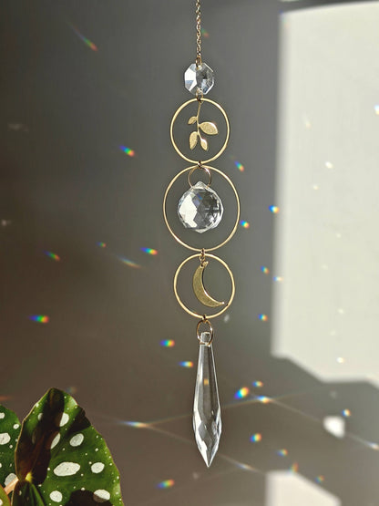 SELENE | Handgemachter Suncatcher mit Glaskristallen, Blatt & Mond