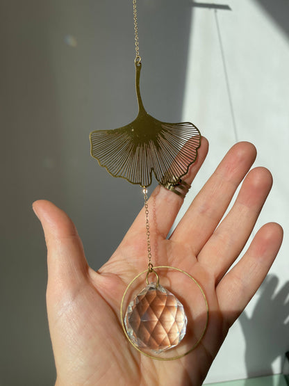 GINGKO | Handgemachter Suncatcher mit Glaskristall & Ginkoblatt