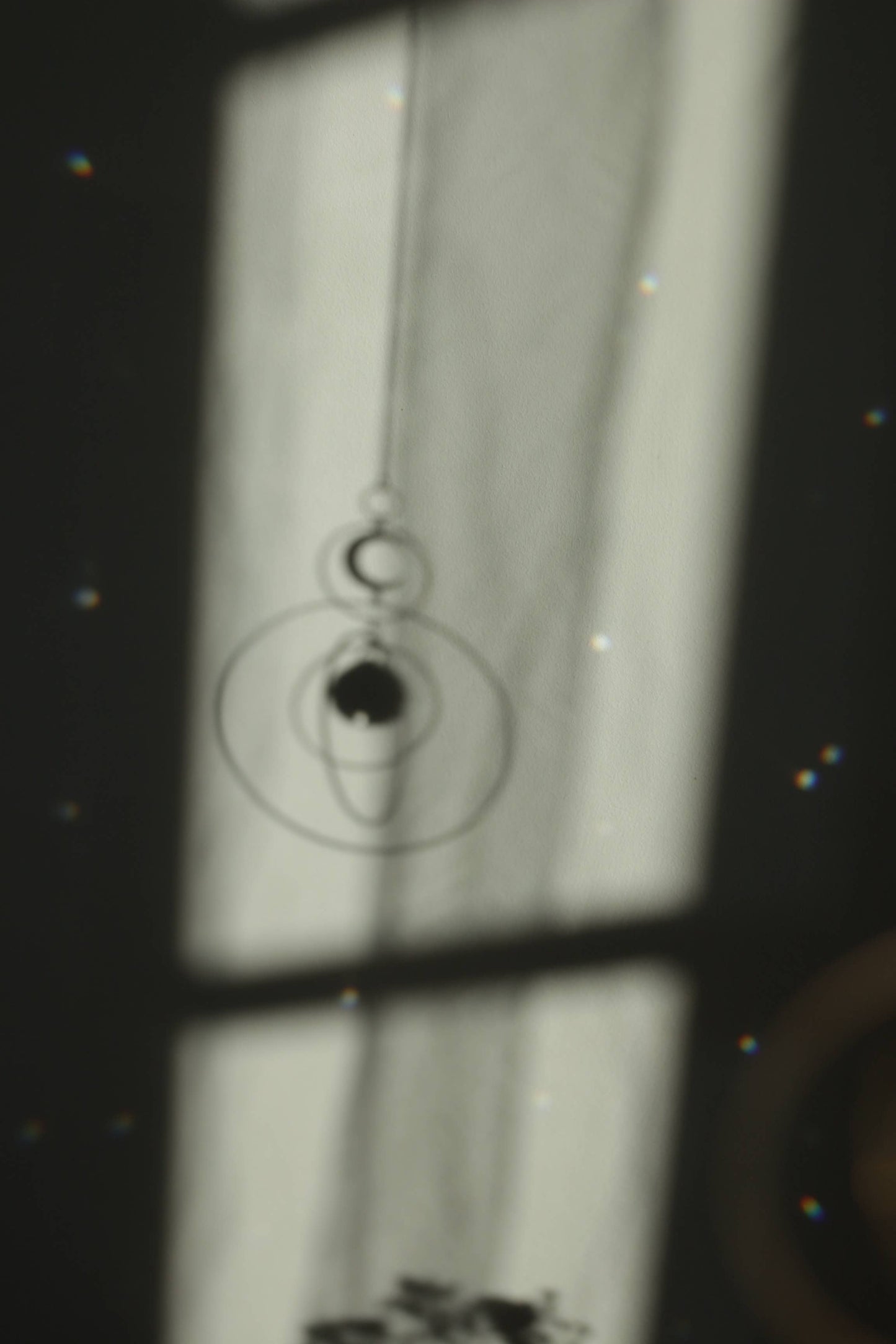 COSMOS | Handgemachter Suncatcher mit Glaskristall & goldenem Mond
