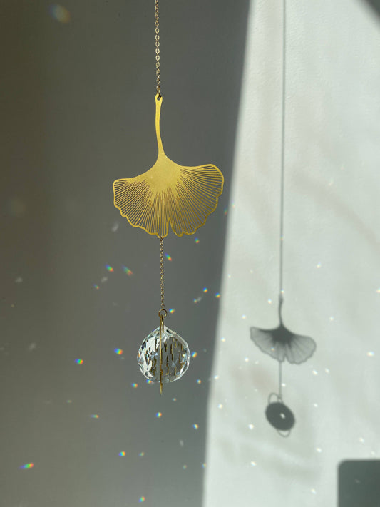 GINGKO | Handgemachter Suncatcher mit Glaskristall & Ginkoblatt