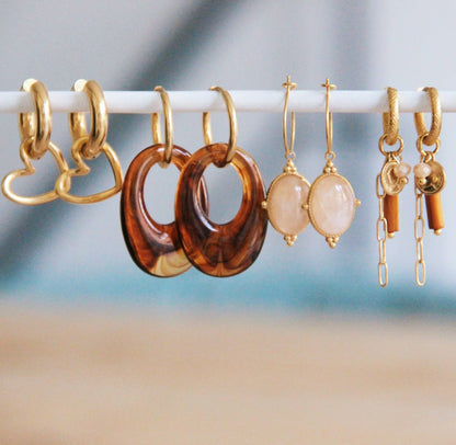 ELLE EST MIGNONNE | Boucles d'oreilles créoles avec un cœur doré